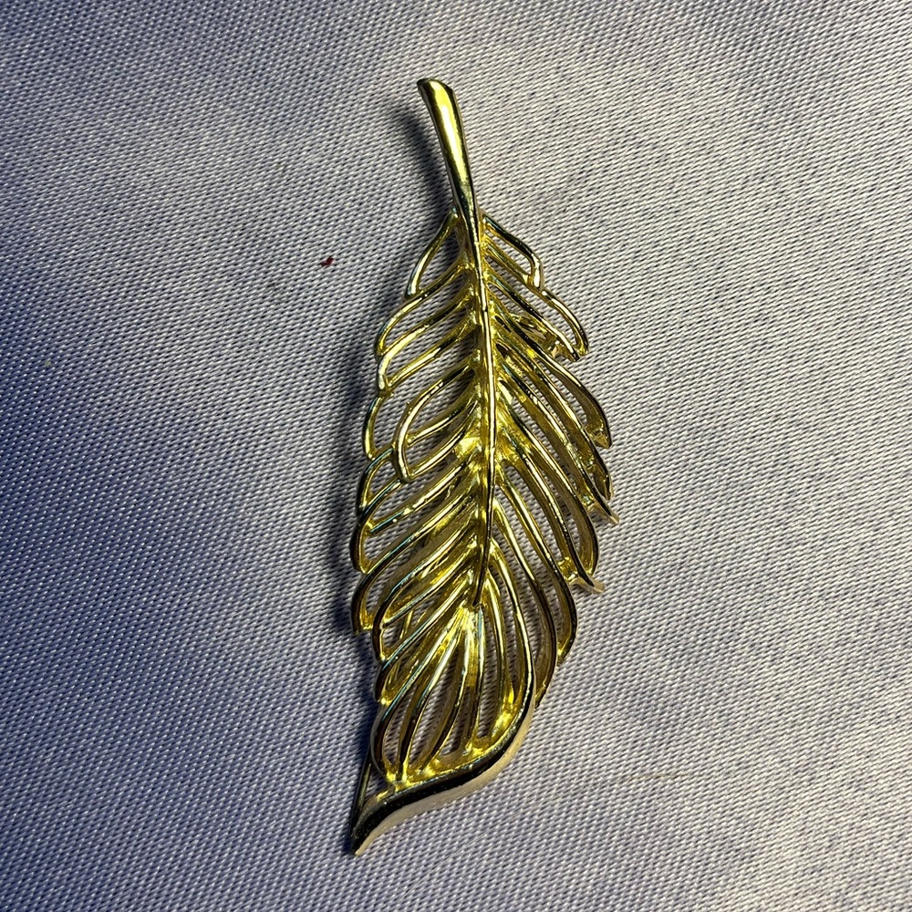 Elegant Gold Leaf Brooch